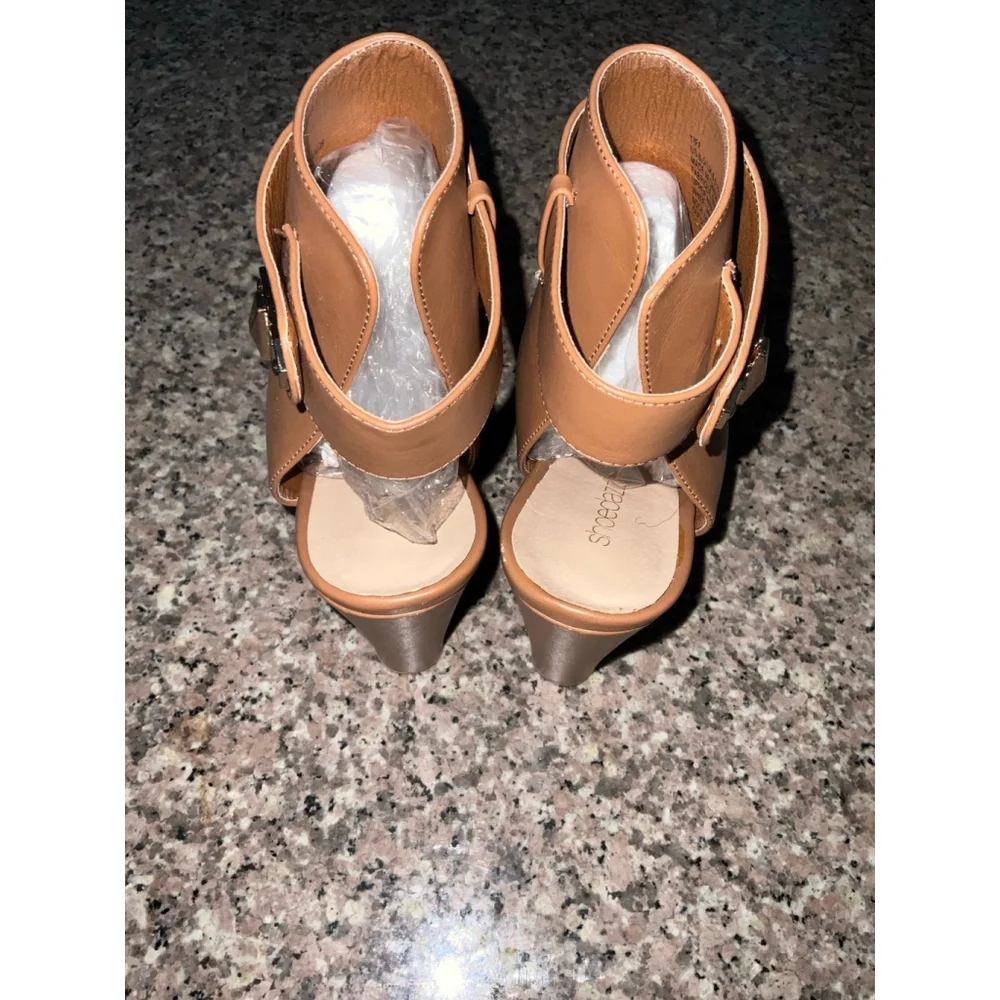 Women's Shoe Dazzle Wedges Size 8.5 Tan
